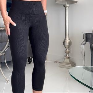 Lululemon Align High Rise legging (black emboss) crop, 23" size 2